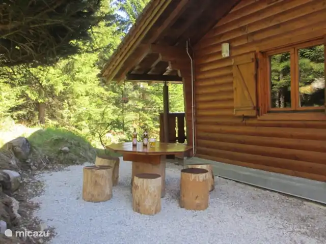 Q-alm | Autriche, Tyrol, Maurach - chalet L'aire de pique-nique derrière la maison.