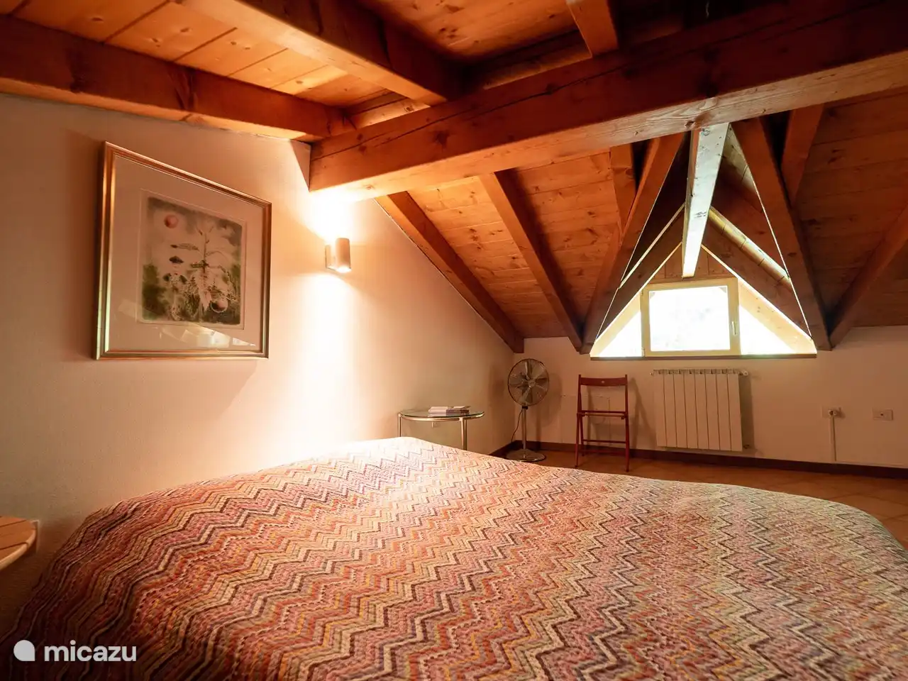 Der Schlafboden wird von der anderen Seite beleuchtet