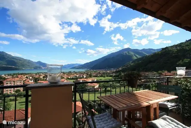 Dies ist die schöne Aussicht mit Sonnenterrasse vor der Casa Giacomo.