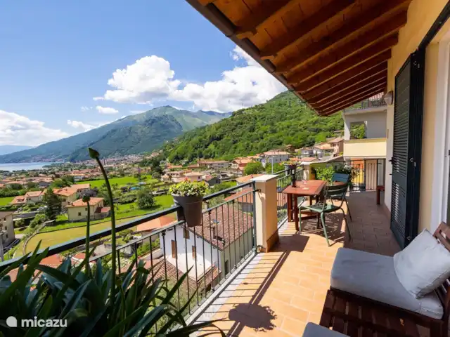 Casa GiaComo | Italie, Lac de Côme, Gravedona - appartement La terrasse à l’avant vue de l’autre côté. Par temps clair, vous pouvez voir (presque) tous les villages.