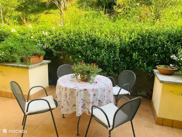 Casa GiaComo | Italie, Lac de Côme, Gravedona - appartement Une belle terrasse ombragée à l’arrière avec un jardin de montagne parfumé. Il y a aussi des herbes et des plantes à fleurs sur les plateaux en saison.