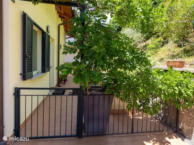 Casa GiaComo | Italie, Lac de Côme, Gravedona - appartement Portail d'entrée à la terrasse arrière et porte d'entrée de l'appartement