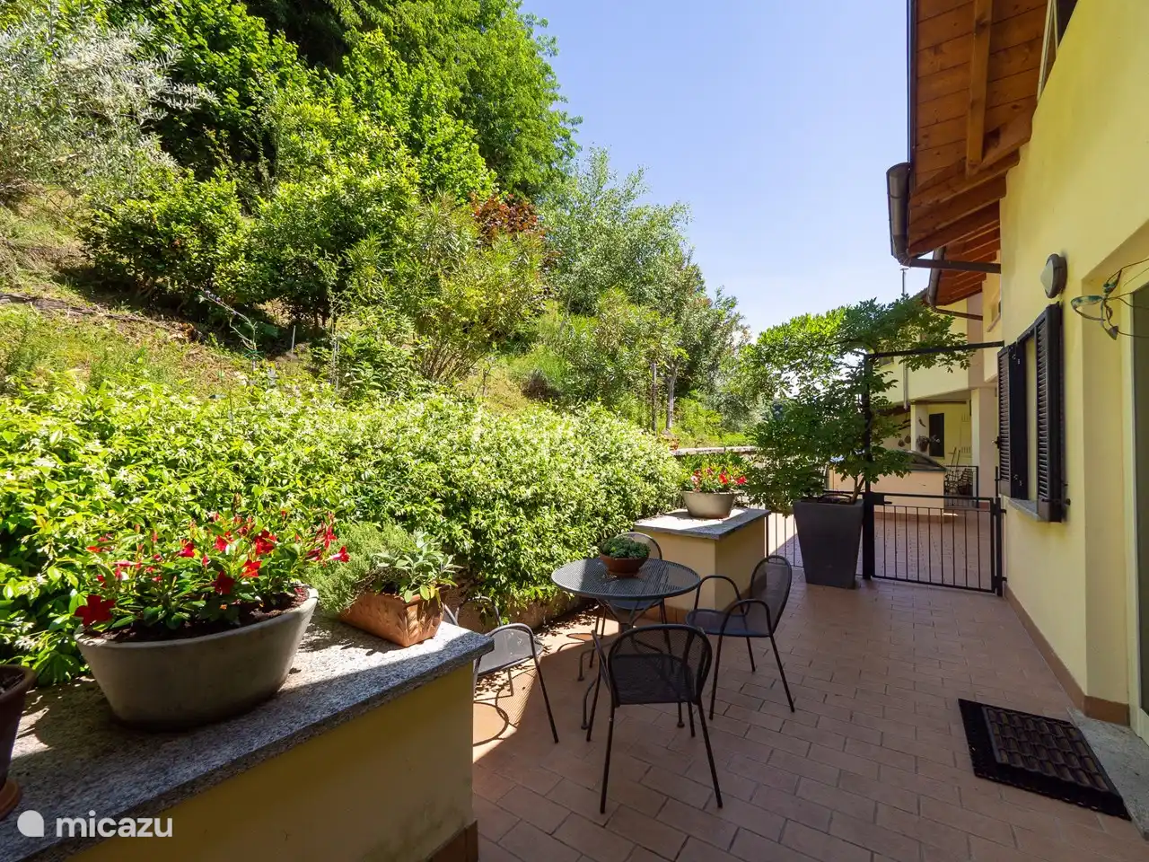 Die Terrasse auf der Rückseite von der anderen Seite gesehen. Hier liegen wir oft auf unseren Sonnenliegen, schön im Schatten, lesend. Und am Abend Grillen...