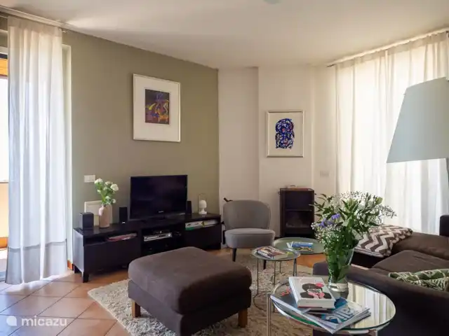 Casa GiaComo | Italie, Lac de Côme, Gravedona - appartement Le salon avec des portes coulissantes sur la terrasse des deux côtés