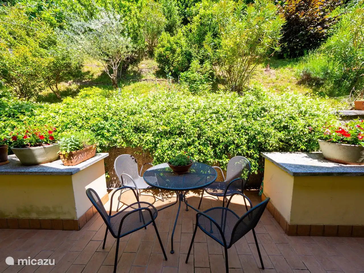 Ein kleiner Blick in den Berggarten. Jasmin und Geißblatt hängen überall an der Wand.