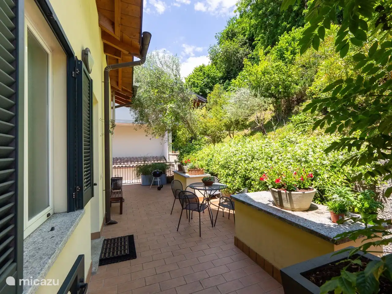 Hintere Terrasse und Berggarten
