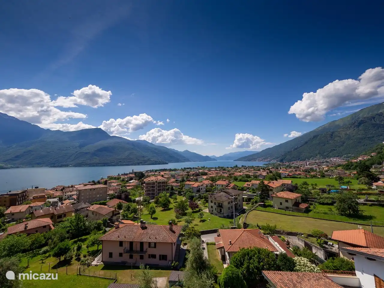 Blick auf den See, die umliegenden Berge und das Dorf Gravedona