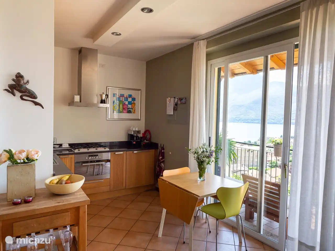 Blick in die Küche, Essecke (ausziehbar bis 4 Personen) mit Butterfly-Stühlen und mit Seeblick