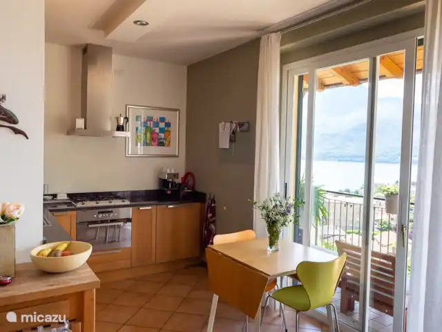 Casa GiaComo | Italie, Lac de Côme, Gravedona - appartement Vue sur la cuisine, coin repas (extensible à 4 personnes) avec fauteuils papillon et vue sur le lac