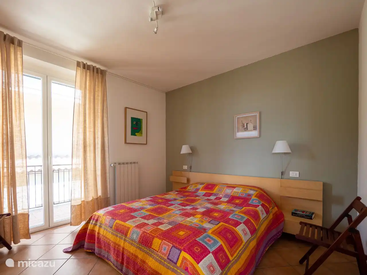 Das Schlafzimmer mit großem Doppelbett und Boxspringmatratze im Erdgeschoss. Außerdem gibt es einen geräumigen Kleiderschrank (nicht sichtbar)