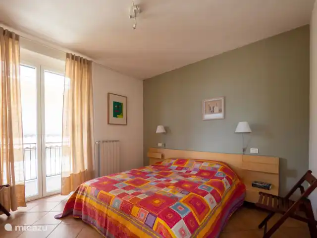 Casa GiaComo | Italie, Lac de Côme, Gravedona - appartement La chambre avec grand lit double et sommier à ressorts au rez-de-chaussée. Il y a aussi une armoire spacieuse (non visible)