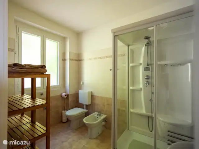 Casa GiaComo | Italie, Lac de Côme, Gravedona - appartement Salle de bain spacieuse avec douche, lavabo, toilettes et bidet.