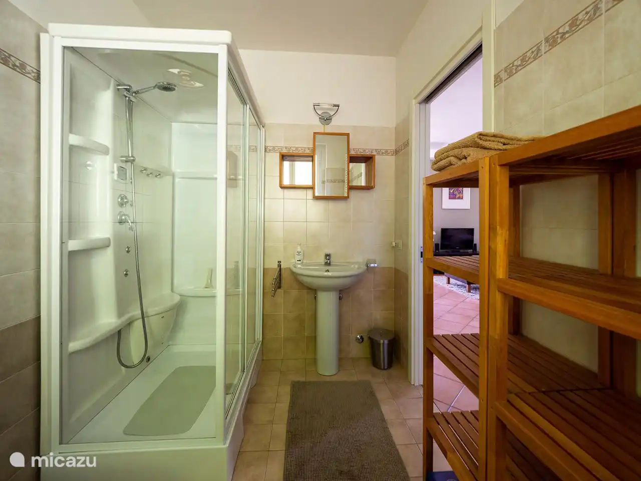 Geräumiges Badezimmer mit Dusche, Waschbecken, WC und Bidet