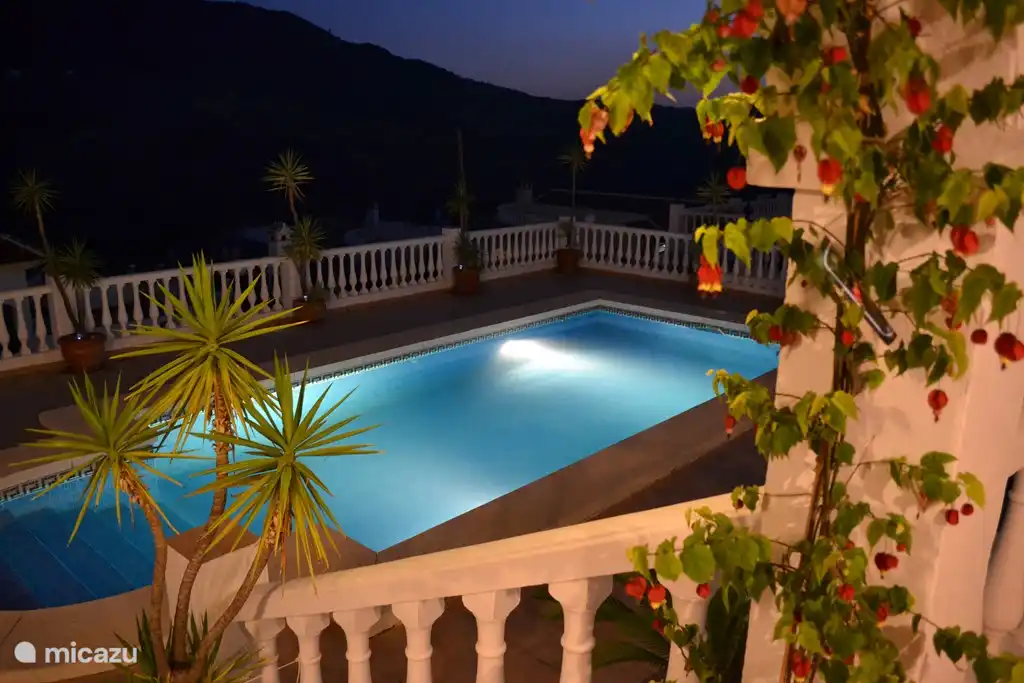 Schwimmbad in der Nacht