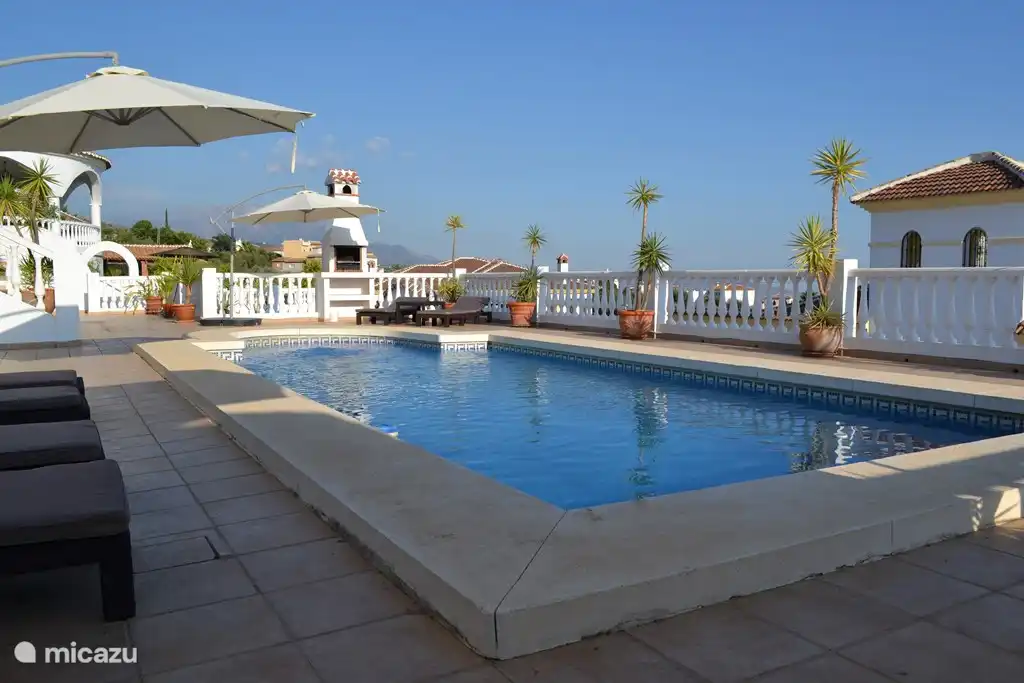 Übersicht Pool und Terrasse