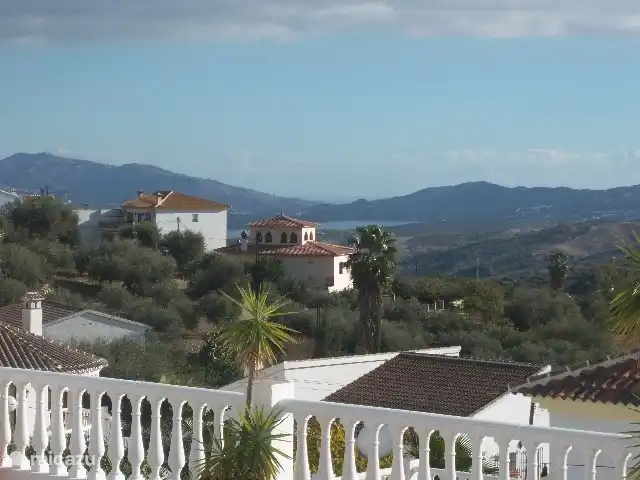 Blick von der Terrasse auf den See und das Meer in der Ferne