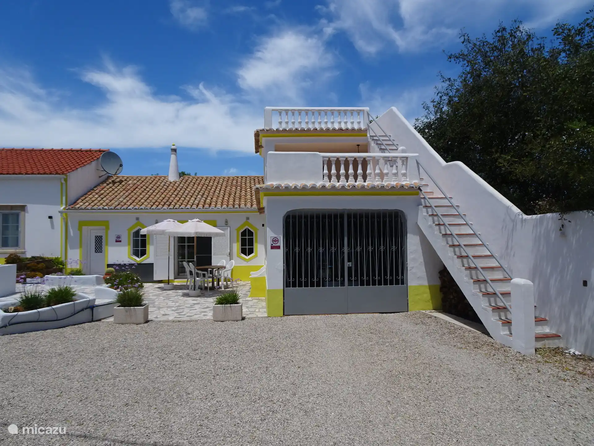 Treppe zu den beiden Dachterrassen
