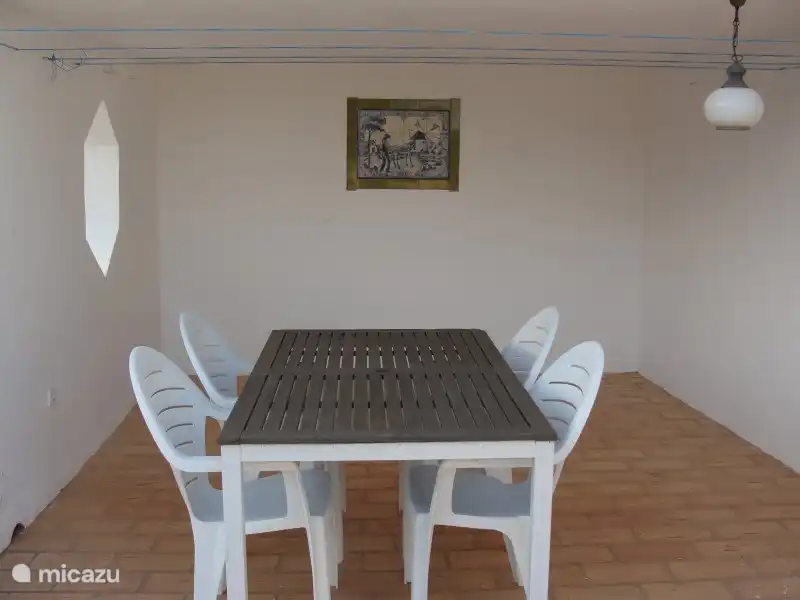 Hier können Sie in der Sonne sitzen, die ein Segen im August sein.