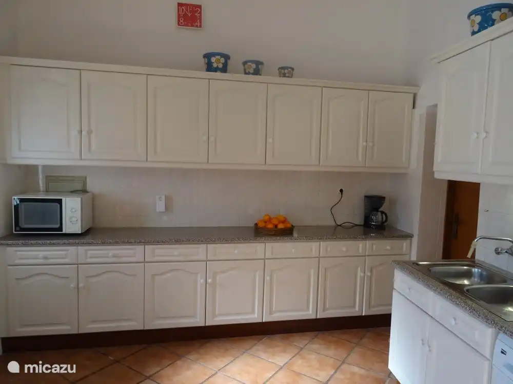 Die Küche ist geräumig und gut ausgestattet.