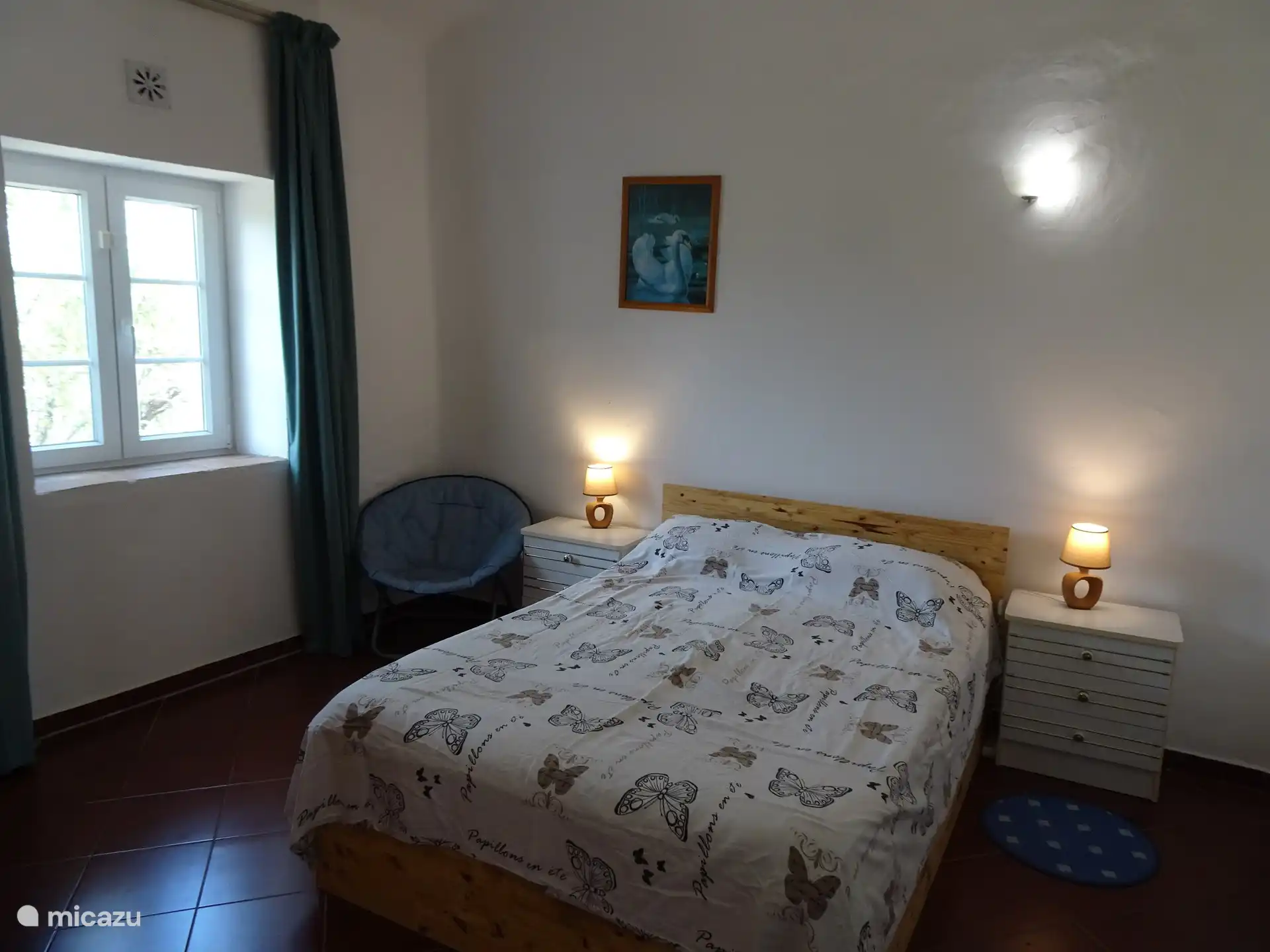 Schlafzimmer mit Doppelbett und Doppelverglasung