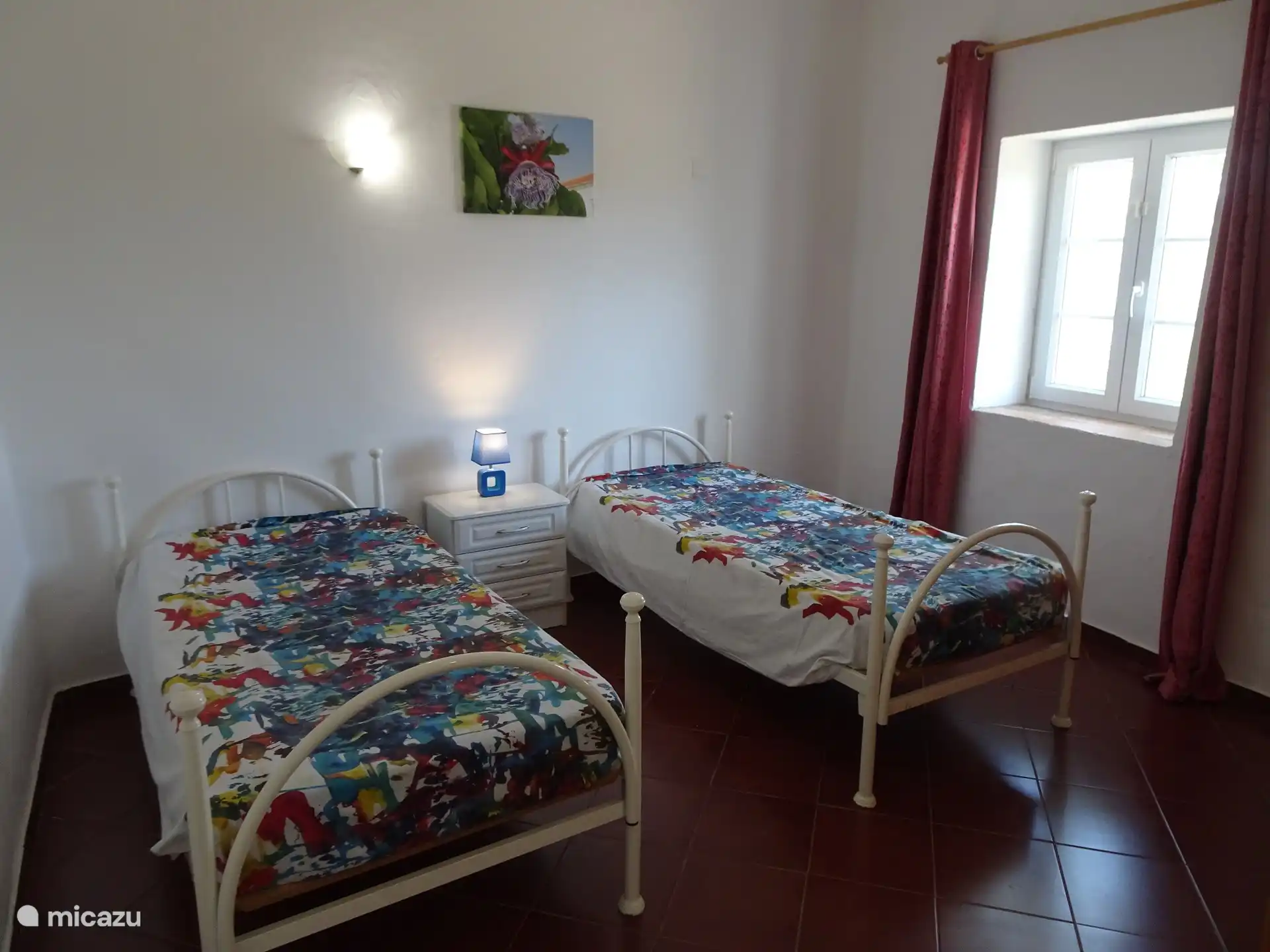 Weiteres Schlafzimmer mit zwei Einzelbetten und ebenfalls Doppelverglasung