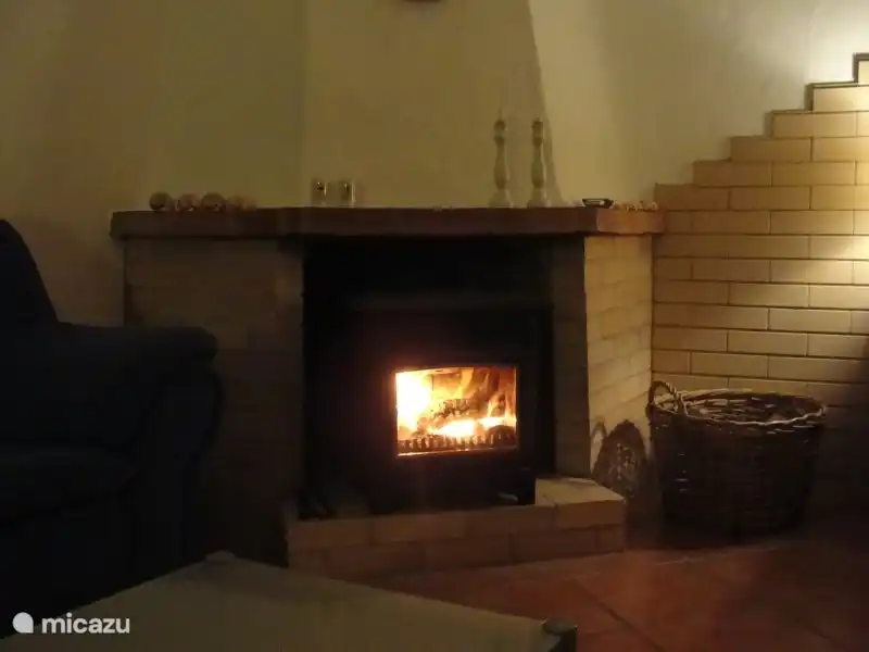 Gemütlich und rund um den Holzofen gemütlich.