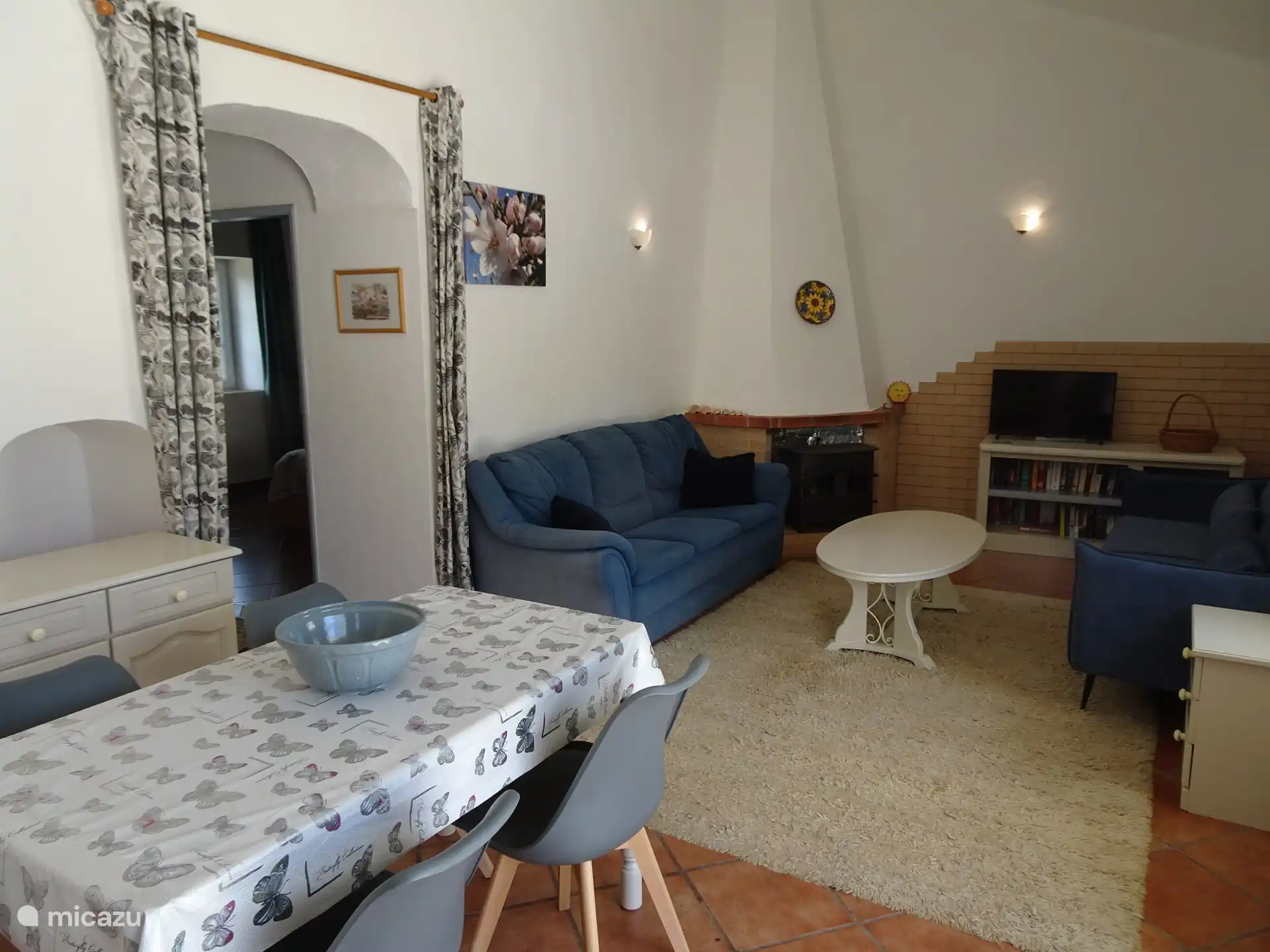 Wohnzimmer mit Blick auf das Schlafzimmer