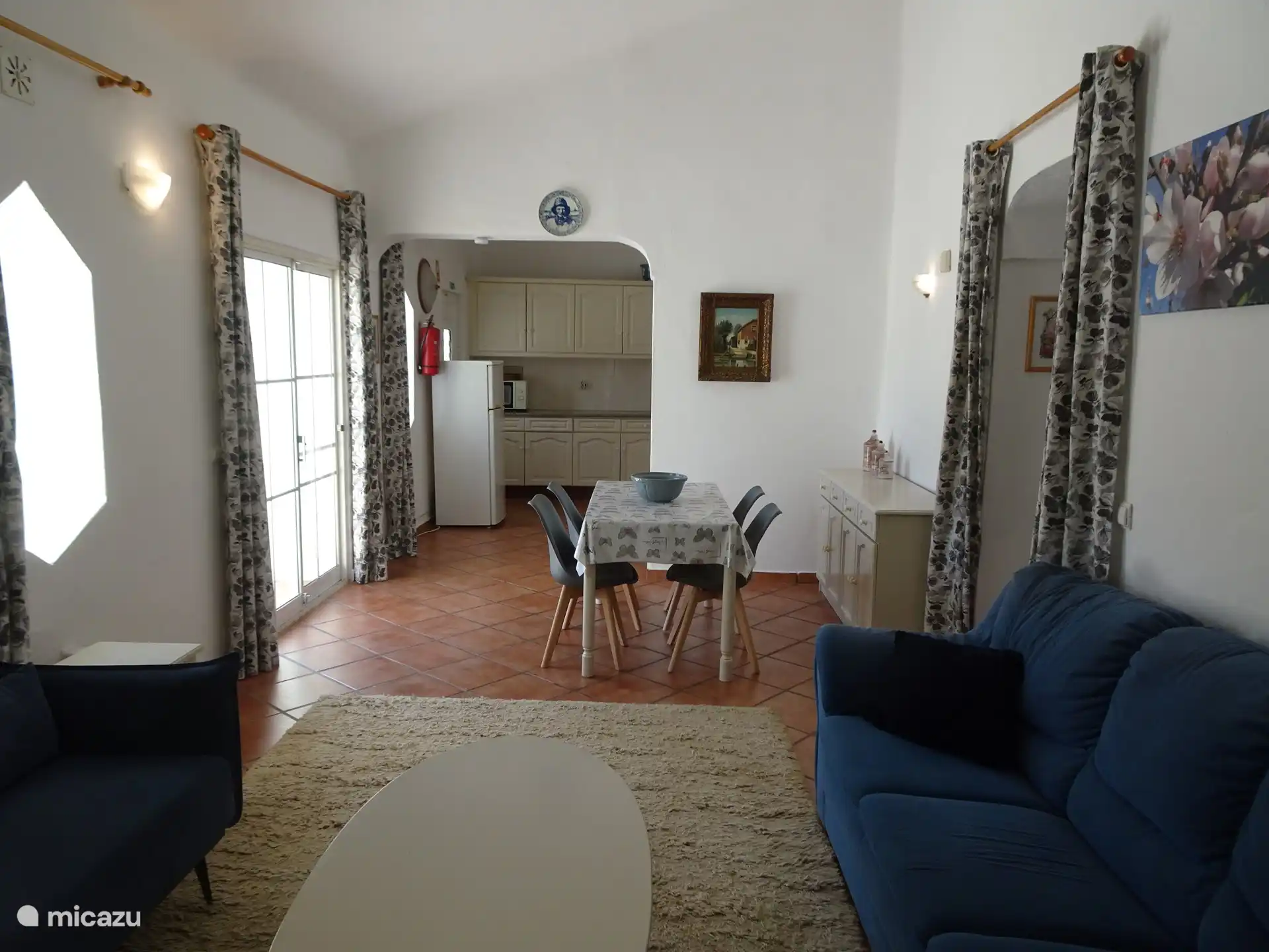 Links die Schiebetüren zur Sonnenterrasse