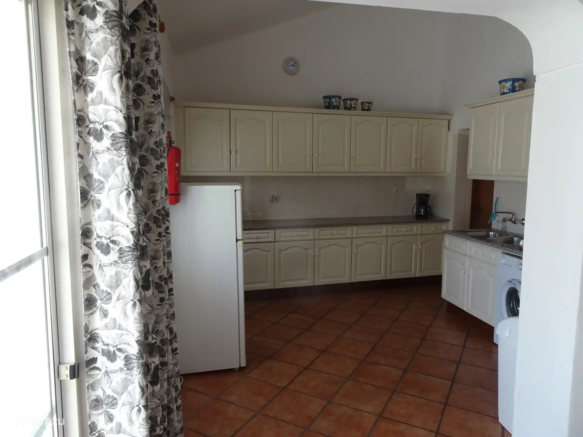 Die geräumige Küche ist gut ausgestattet