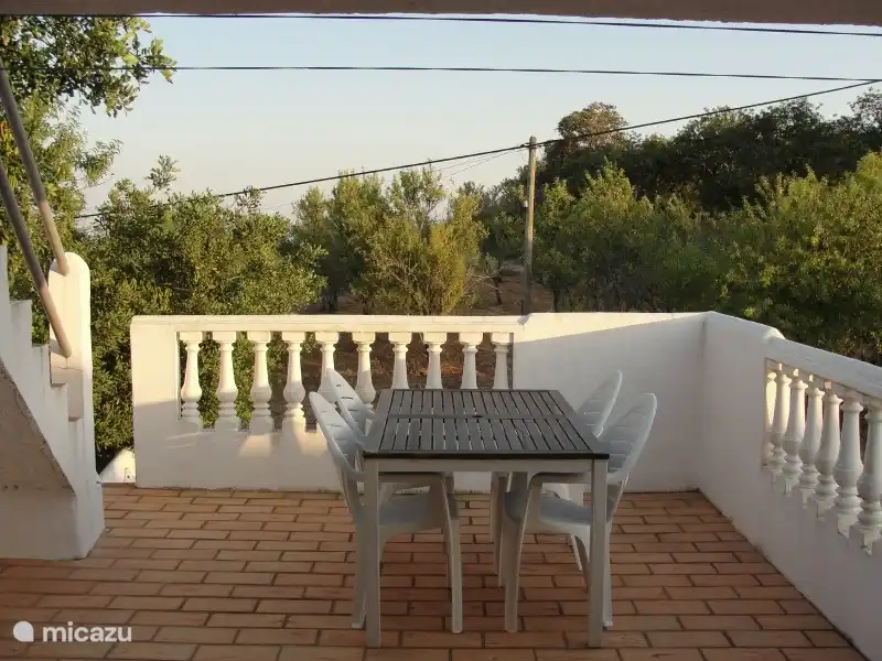 Von der Dachterrasse, wo Sie in und aus der Sonne sitzen können.