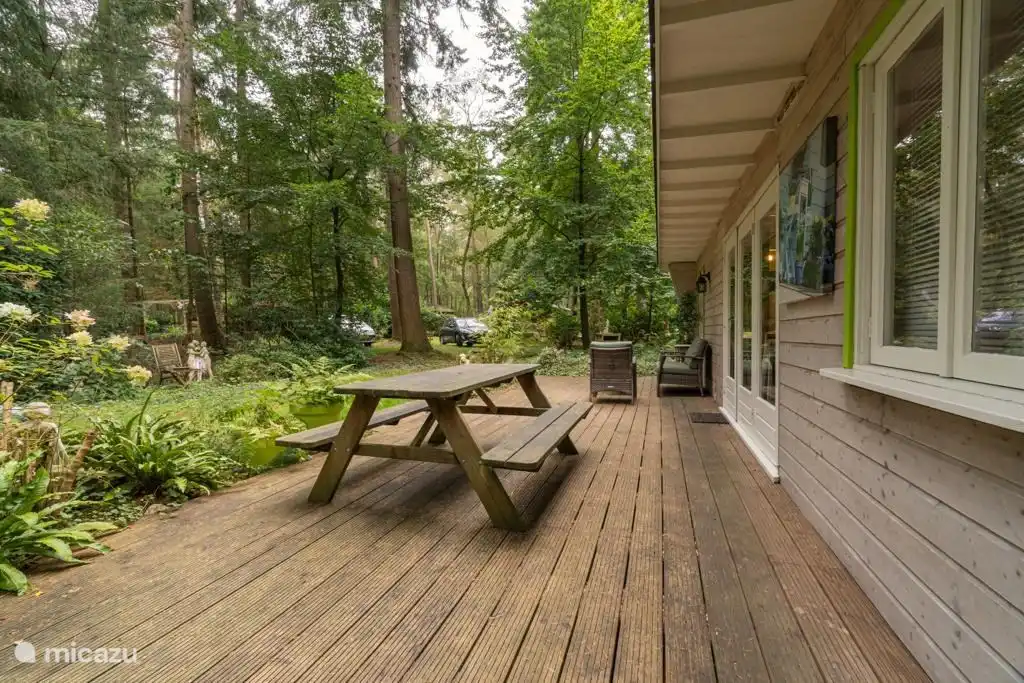 Die Terrasse mit Picknicktisch und Sitzecke.