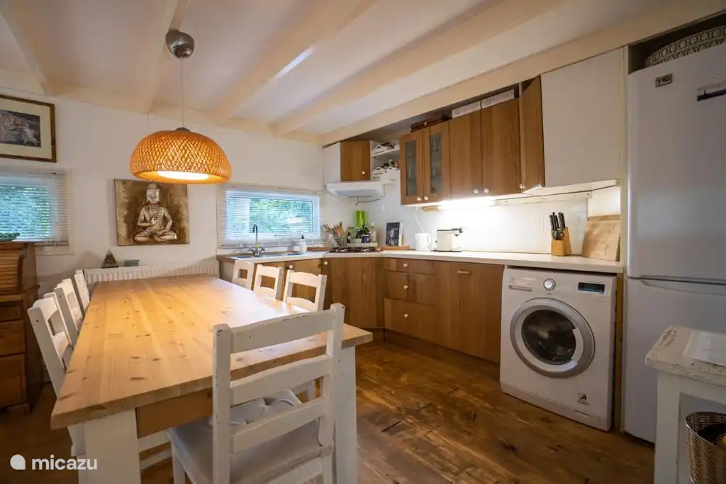 Die Küche ist mit Geschirrspüler, Waschmaschine ausgestattet.