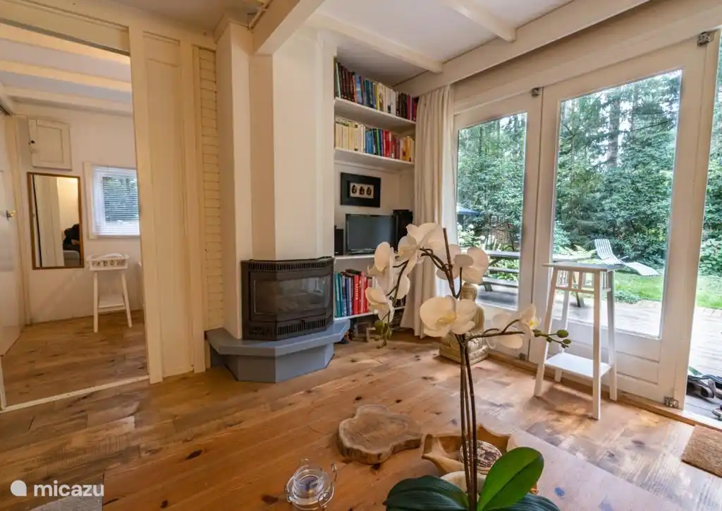 Das Wohnzimmer mit Fernseher und einem schönen Sofa.