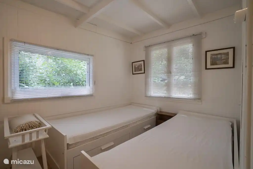 Schlafzimmer mit zwei schönen Betten.