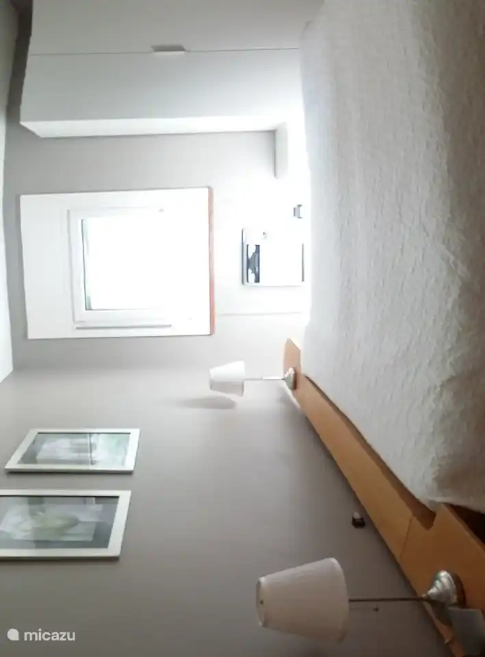 Chambre à coucher avec nouveau lit de qualité d'Auping et nouveau matelas double.