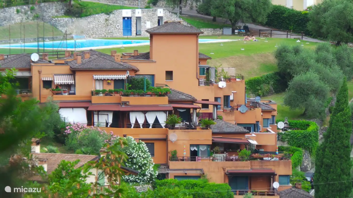 Résidence et derrière la piscine
