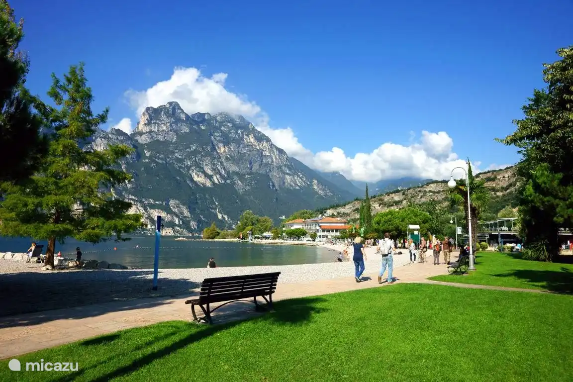 Promenez-vous le long de la promenade de Riva Del Garda