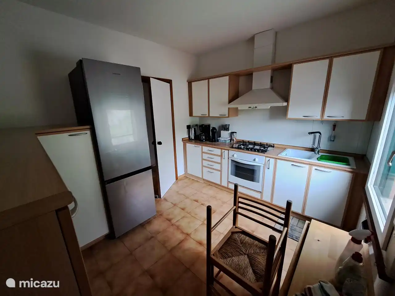 Combinaison congélateur/réfrigérateur moderne, cafetière, micro-ondes et dolce gusto. Poêle neuf et moderne.