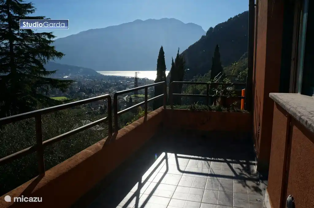 Terrasse avec vue sur le lac de Garde et Riva Del Garda