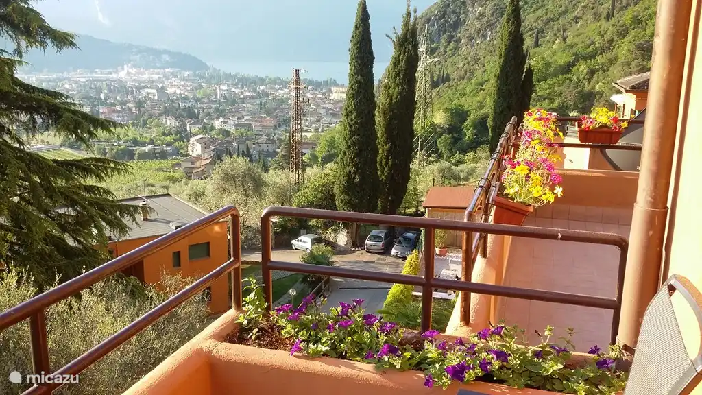 Vue d'été sur le lac de Garde