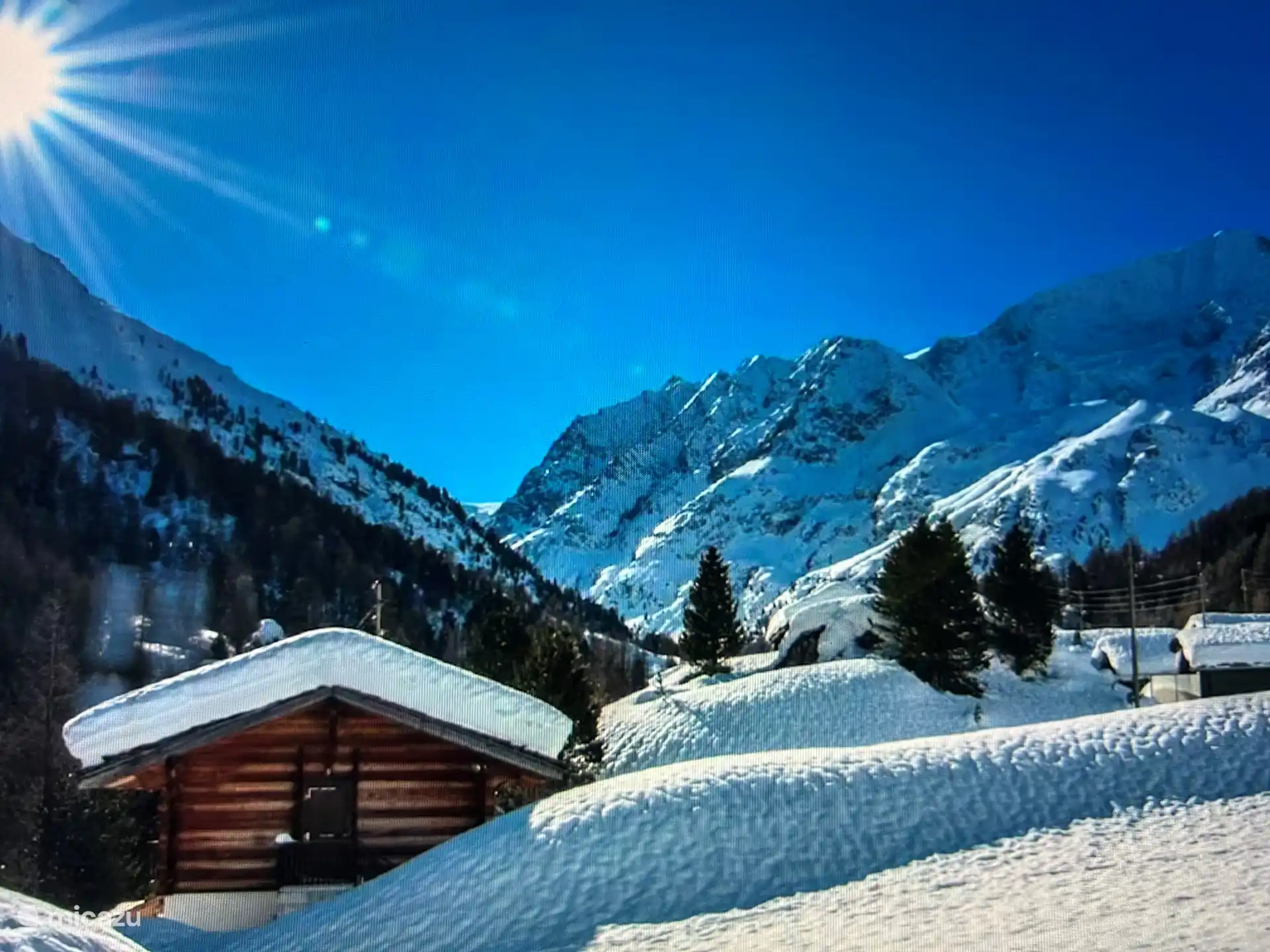 Prachtig uitzicht van het chalet en de bergen.