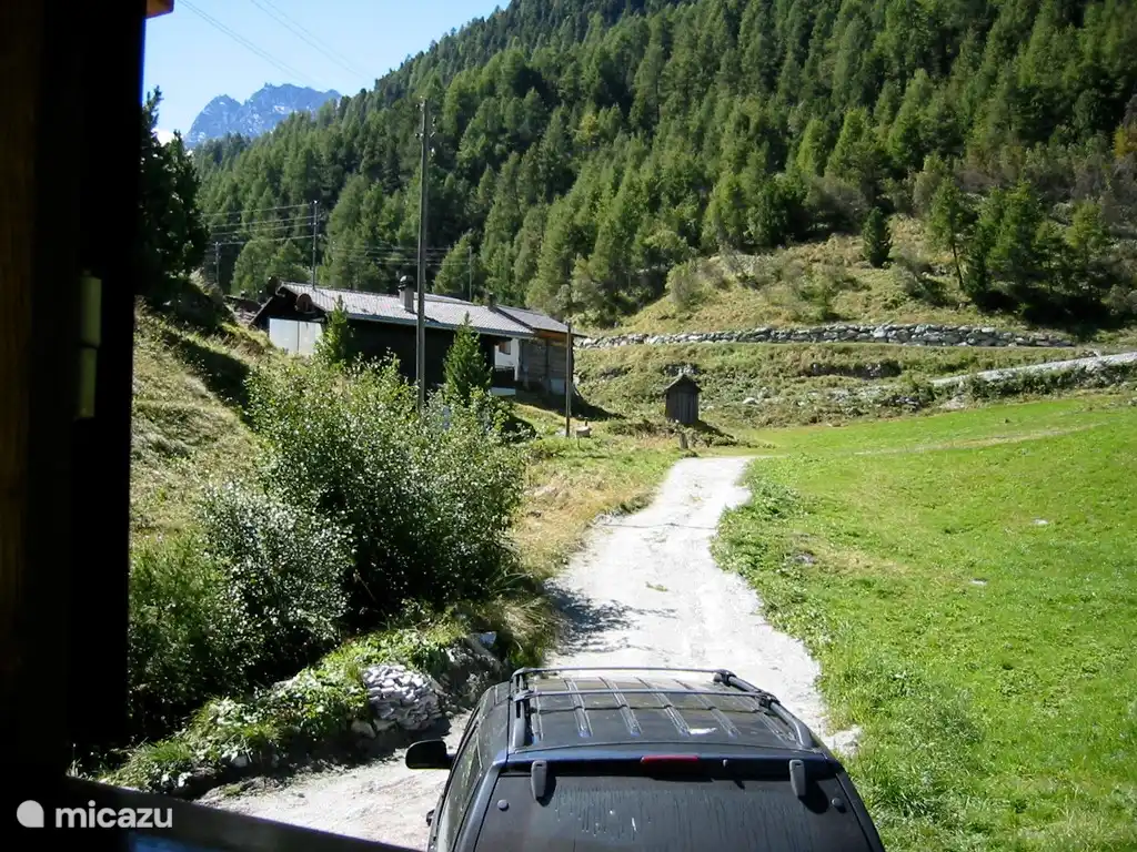 Oprit waar in de zomer waar de auto geparkeerd kan worden. In de winter alleen op de weg vanwege langlaufpiste voor de chalet en de sneeuw