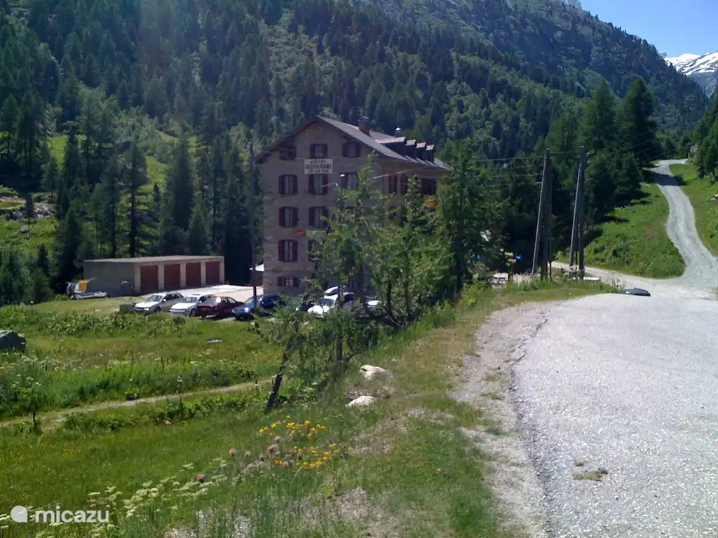 Weg langs Chalet Bams naar Arolla waar links hotel La Tza ligt.