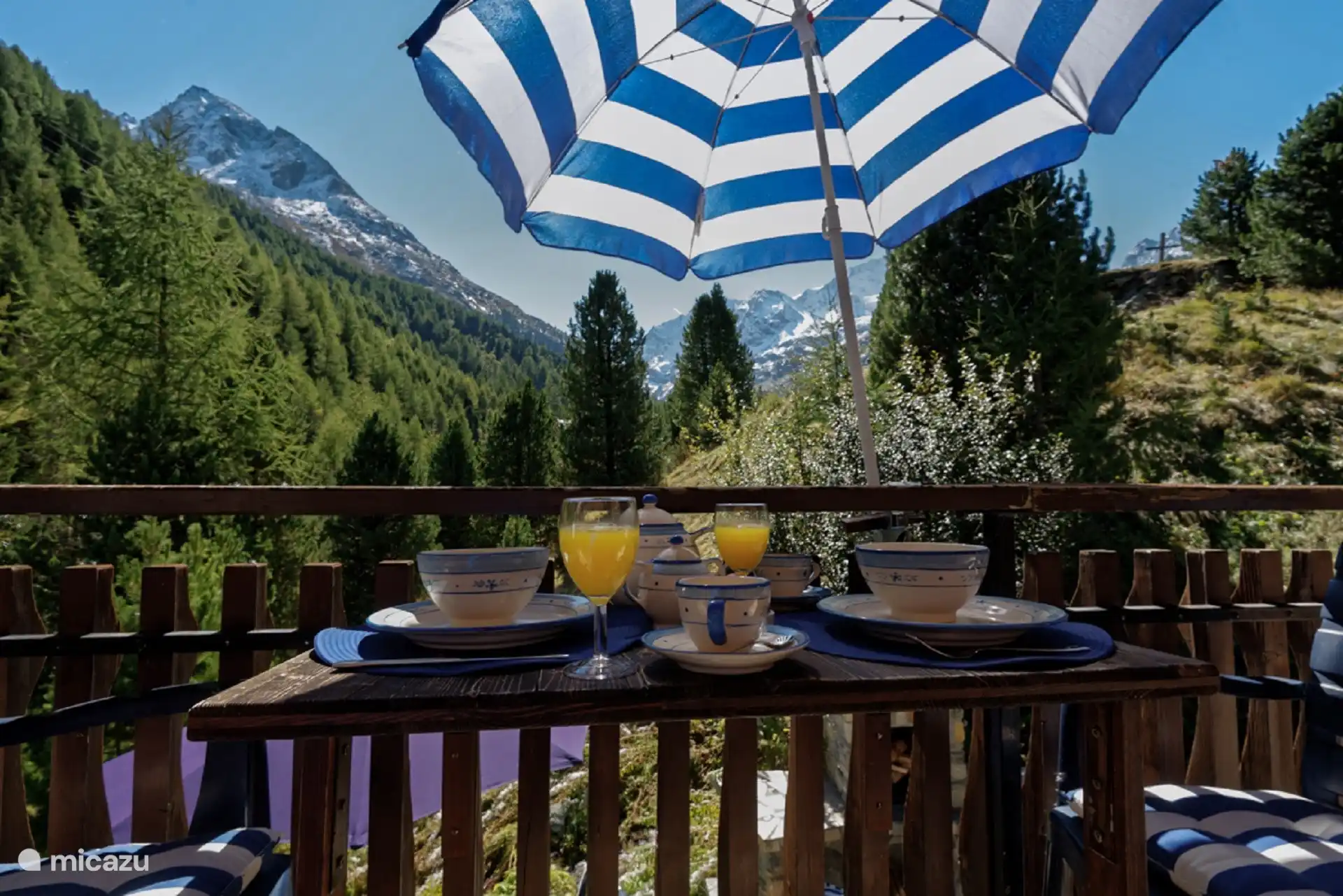 Heerlijk in de ochtend ontbijten op het balkon.