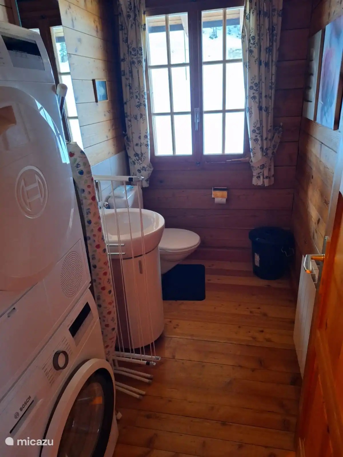 Toilet met wasmachine en droger.