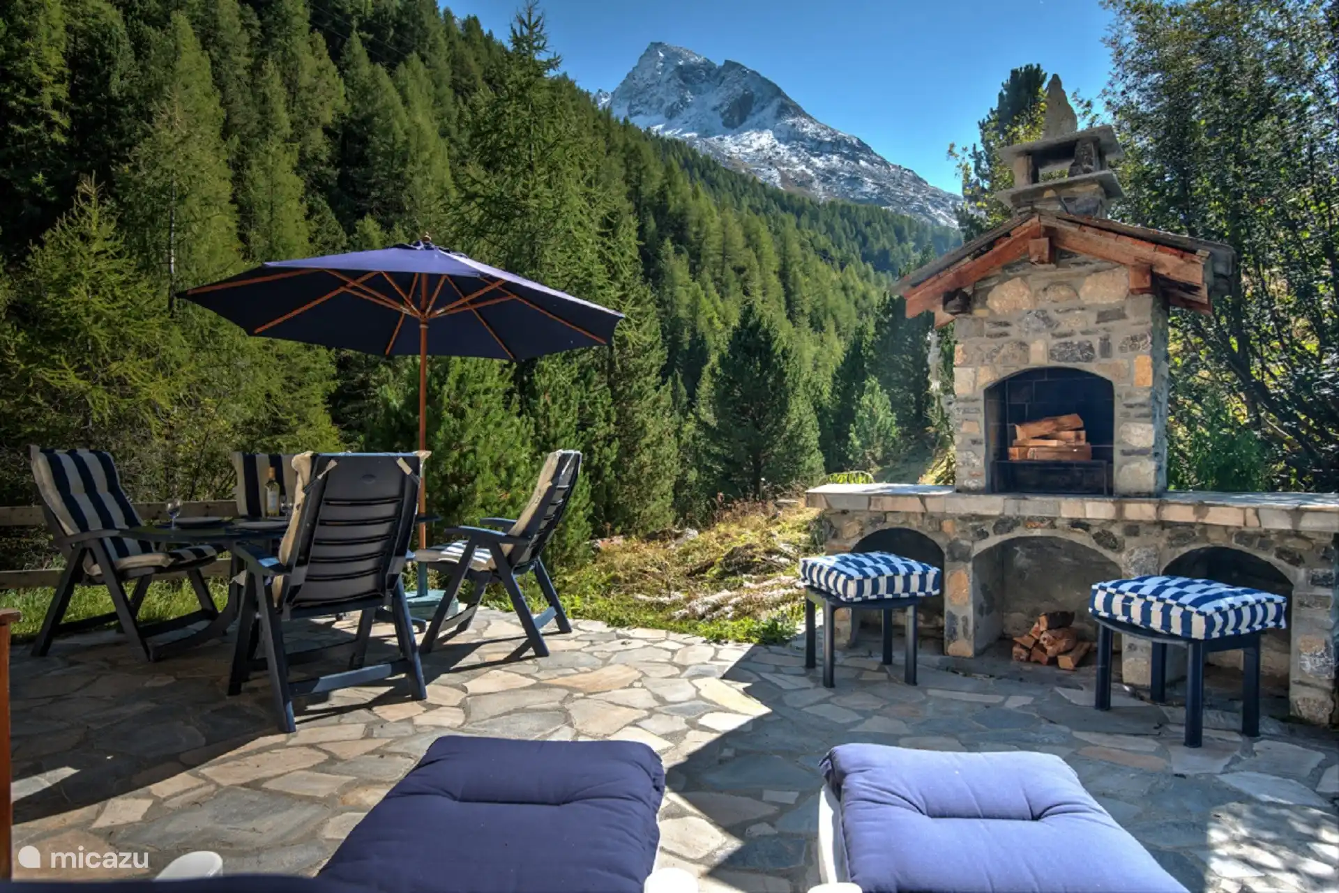 Terras met barbecue die ook als open haard gebruikt kan worden.