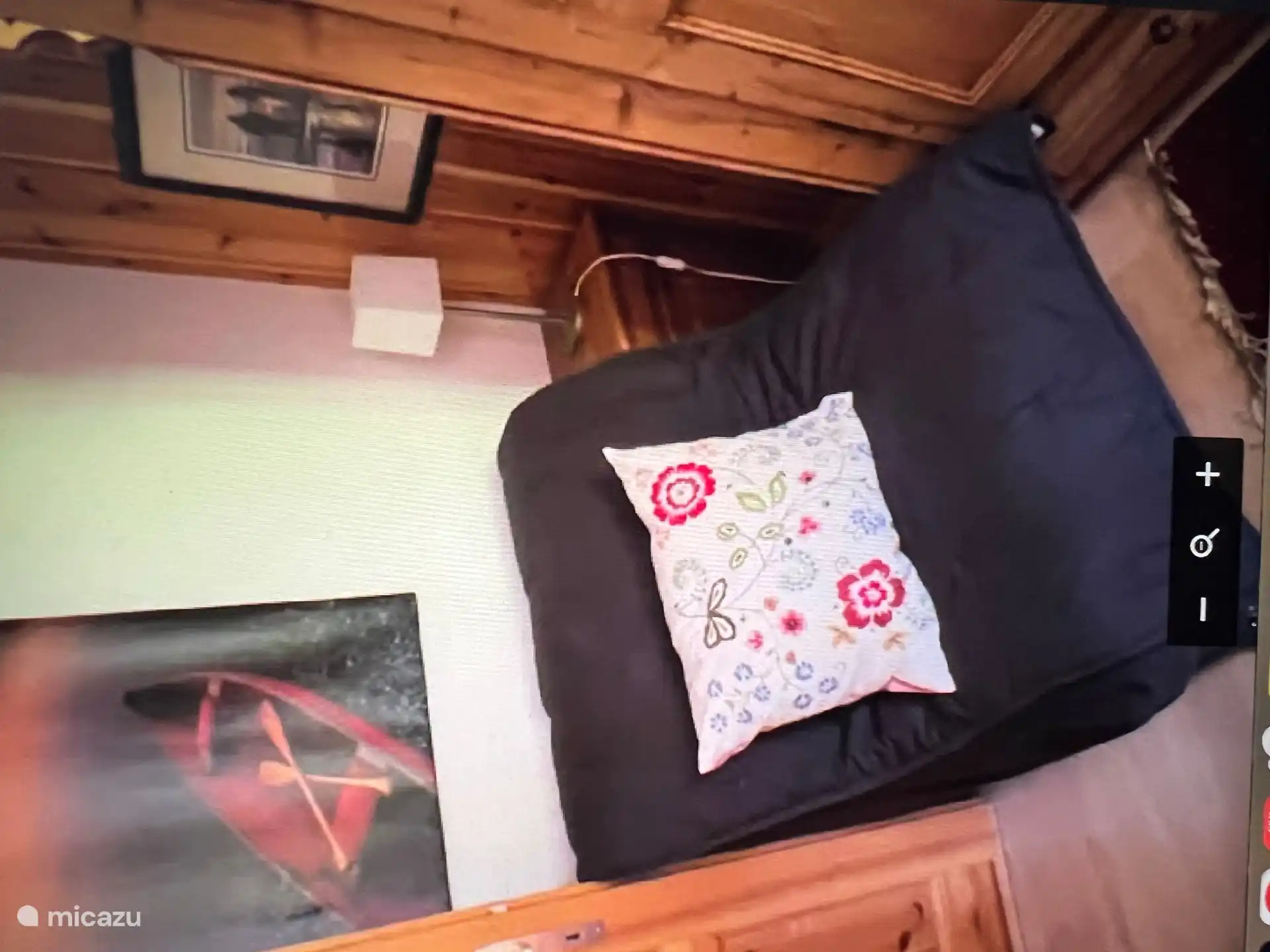 Bedbank die uitgeklapt kan worden. Is een prima bed.