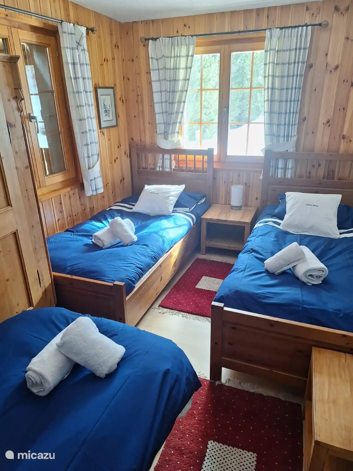 Tweede slaapkamer met drie bedden. Derde bed slaapt zeer comfortabel.