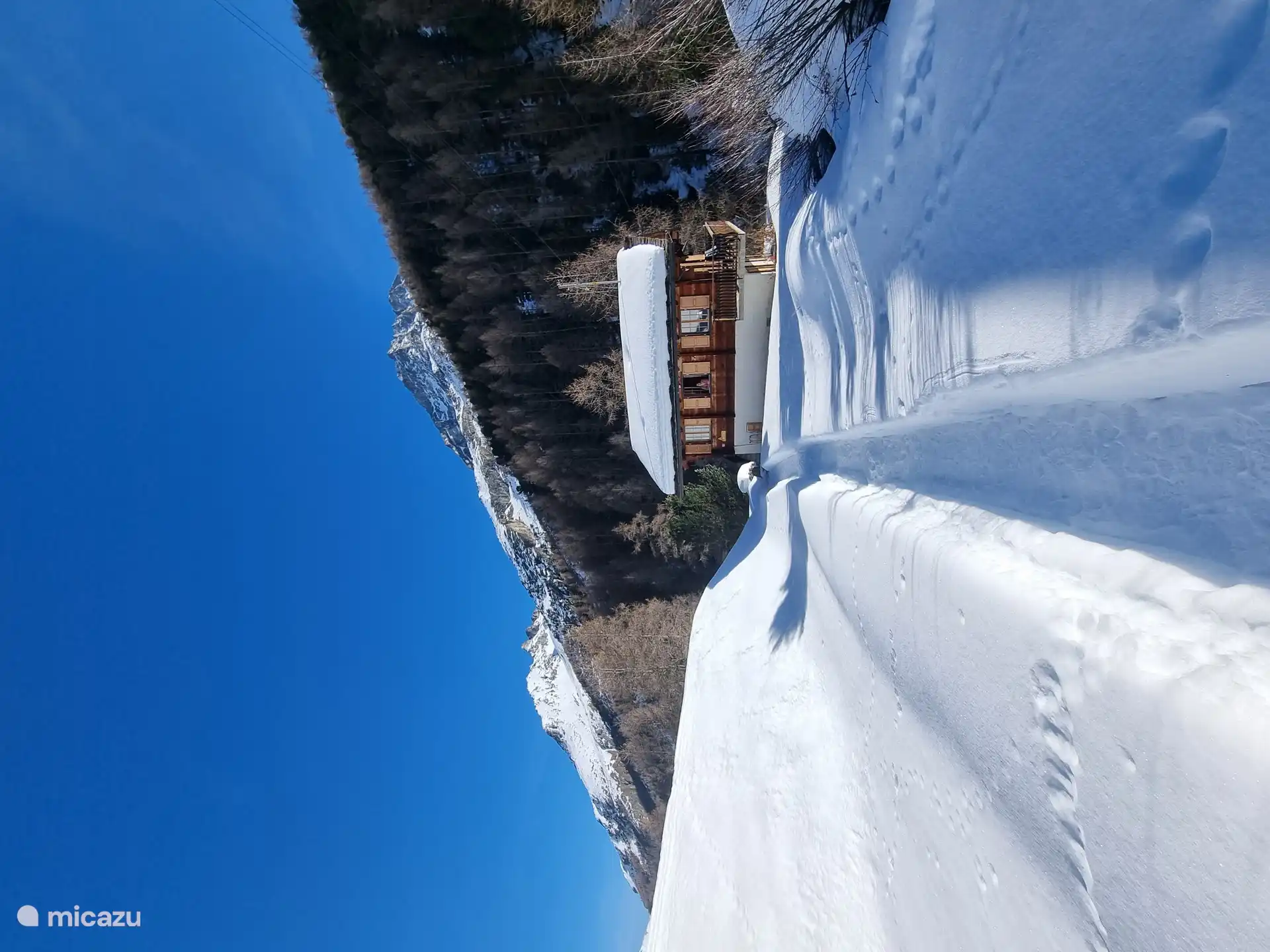 Er wordt een pad bijgehouden om naar het chalet te kunnen lopen.