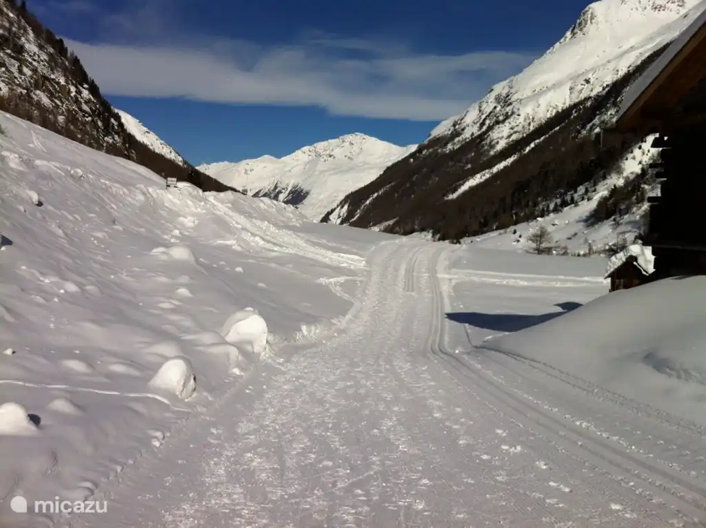 Langlaufpiste die voor Chalet Bams loopt.